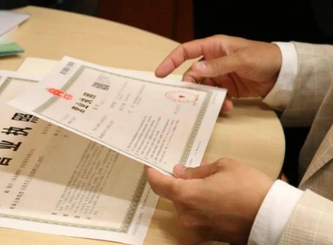 股權(quán)被法院凍結(jié)后，還可以辦理商事登記變更嗎？